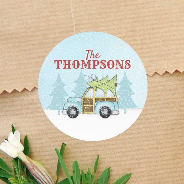 Weihnachtsbaum Winter Szene Vintage Car Niedlich Runder Aufkleber (Christmas whimsical cute blue car with Christmas tree winter scene.)