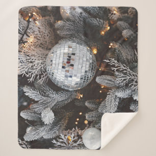 Weihnachtsbaumdekorationen, festliches Licht im Hi Sherpadecke