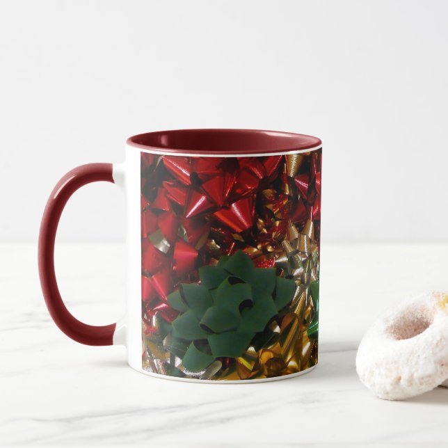 Weihnachtsbäume farbenfroher Feiertag Tasse (Mit Donut)