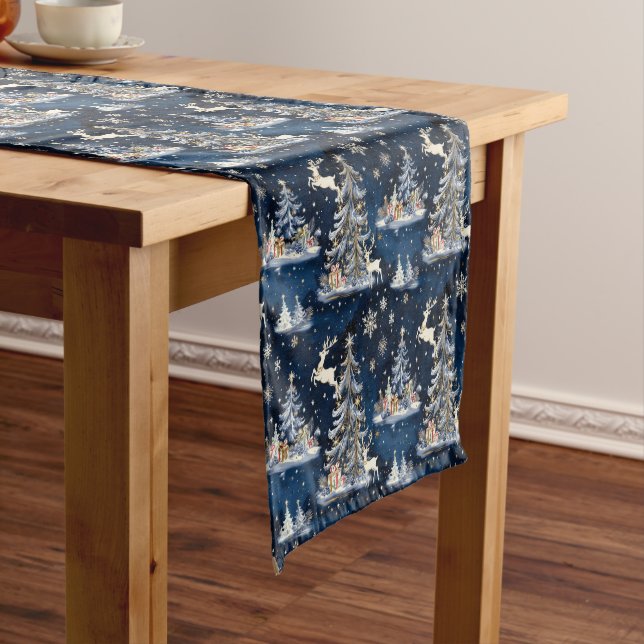 Weihnachtsbäume, Rentiere und Schneeflocken Kurzer Tischläufer (Beispiel)