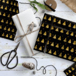 Weihnachtsbäume und Schneeflocken Muster Gold ID86 Geschenkpapier<br><div class="desc">Diese Geschenkpackung zeigt ein subtiles Muster von stilisierten Weihnachtsbäumen und Schneeflocken mit einem Textureffekt in Goldtönen auf schwarzem Hintergrund. Suchen Sie ID861 durch ID864,  um weitere Farboptionen und andere Produkte in diesem modernen,  weihnachtlichen Design-Set zu sehen.</div>