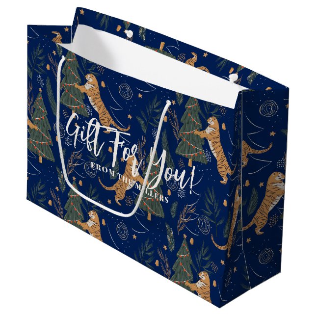 Weihnachtsbäume und Tiger dunkelblauer Hintergrund Große Geschenktüte (Vorderseite Schrägansicht)