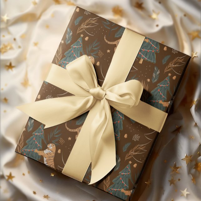 Weihnachtsbäume und Tiger-Muster brauner Hintergru Geschenkpapier (Von Creator hochgeladen)