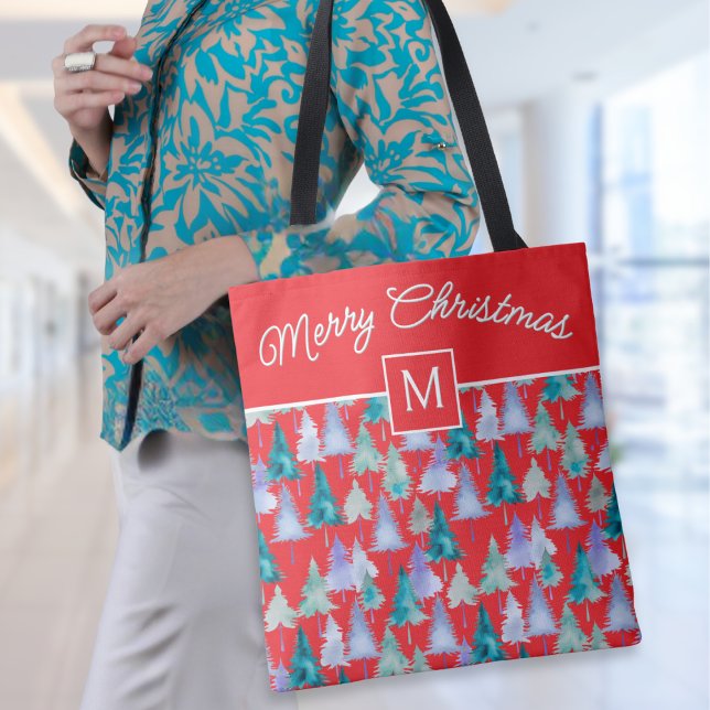 Weihnachtsbäume Wasserfarbe Mit Monogramm (A stylish red tote bag with Merry Christmas words, monogram initial and festive pine trees pattern)