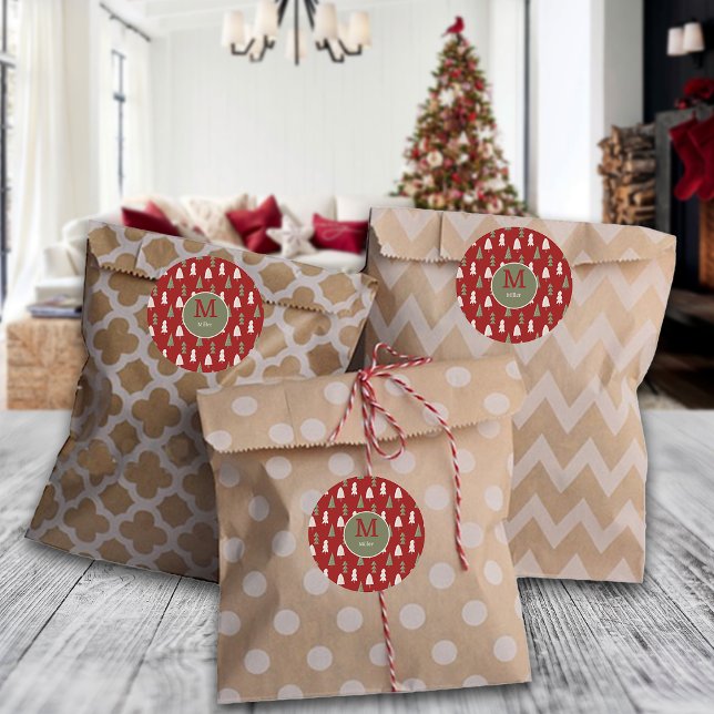 Weihnachtsbaumen Custom Family Monogram Red Runder Aufkleber (Von Creator hochgeladen)