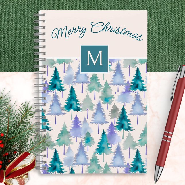 Weihnachtsbaumen Muster Rosa Mit Monogramm Notizbuch (A festive monogrammed notebook with pattern of green and blue Christmas trees in a watercolor style)
