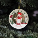 Weihnachtsbaumfarm Foto Keramik Ornament<br><div class="desc">Feiern Sie die magische und festliche Urlaubssaison mit unserem maßgeschneiderten Foto-Ornament. Unser Vintages Urlaubsszenario umfasst eine Weihnachtsbaumlandschaft, dieses Weihnachtsbild umfasst eine Weihnachtslandschaft mit einem Bauernhaus, einer roten Scheune, Kindern, die Schneebälle spielen und werfen, Weihnachtsbäumen und einem Vintagen roten LKW. Alle Kunstwerke in diesem alten Weihnachtsbaumschmuck sind handgezeichnet Originalwerke von Moodthology...</div>
