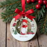 Weihnachtsbaumfarm Foto Keramik Ornament<br><div class="desc">Feiern Sie die magische und festliche Urlaubssaison mit unserem maßgeschneiderten Foto-Ornament. Unser Vintages Urlaubsszenario umfasst eine Weihnachtsbaumlandschaft, dieses Weihnachtsbild umfasst eine Weihnachtslandschaft mit einem Bauernhaus, einer roten Scheune, Kindern, die Schneebälle spielen und werfen, Weihnachtsbäumen und einem Vintagen roten LKW. Alle Kunstwerke in diesem alten Weihnachtsbaumschmuck sind handgezeichnet Originalwerke von Moodthology...</div>