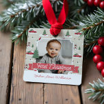 Weihnachtsbaumfarm Foto Keramik Ornament Aus Metall<br><div class="desc">Feiern Sie die magische und festliche Urlaubssaison mit unserem maßgeschneiderten Foto-Ornament. Unser Vintages Urlaubsszenario umfasst eine Weihnachtsbaumlandschaft, dieses Weihnachtsbild umfasst eine Weihnachtslandschaft mit einem Bauernhaus, einer roten Scheune, Kindern, die Schneebälle spielen und werfen, Weihnachtsbäumen und einem Vintagen roten LKW. Passen Sie mit einem Foto vorne und hinten zusammen mit dem...</div>