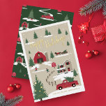 Weihnachtsbaumfarm Red Truck Folien Feiertagskarte<br><div class="desc">Feiern Sie die magische und festliche Urlaubssaison mit unserer individuellen Urlaubskarte für Fotos. Unser Vintages Urlaubsszenario umfasst eine Weihnachtsbaumlandschaft, dieses Weihnachtsbild umfasst eine Weihnachtslandschaft mit einem Bauernhaus, einer roten Scheune, Kindern, die Schneebälle spielen und werfen, Weihnachtsbäumen und einem Vintagen roten LKW. Alle Kunstwerke in dieser Weihnachtsbaumkarte sind handgezeichnet Original-Kunstwerke von...</div>