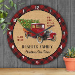 Weihnachtsbaumfarm Vintag Truck Rot Kariert Rustik Runde Wanduhr<br><div class="desc">Vintager roter LKW mit gemalter Optik und Weihnachtsbaumgestaltung| Rustikaler Bauernbau mit rotem Büffel kariert und Imitat Einbruch| Personalisierter Bauernhof</div>