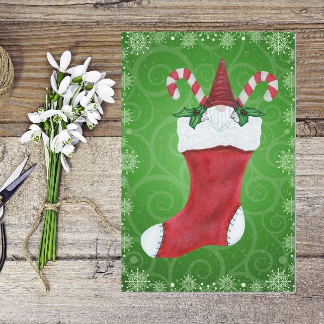 Weihnachtsbaumholzhut in Strumpf Grün Seidenpapier (Gnome red hat inside stocking candy canes on green swirls snowflakes Christmas tissue paper.)
