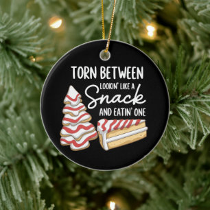 Weihnachtsbaumkuchen hin- und hergerissen zwischen keramik ornament