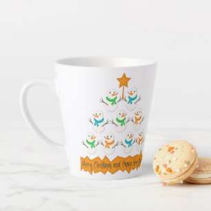 Weihnachtsbaumpyramide aus Weihnachtsschneemännern Milchtasse