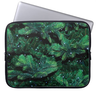 Weihnachtsbaumzweige, die Kiefer säumen Laptopschutzhülle