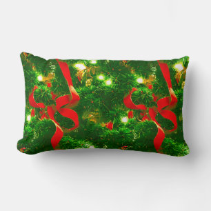 Weihnachtsbaumzweige und Rote Ribbons Lendenkissen