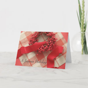 Weihnachtsbeeren und Kranz auf karierten Feiertagskarte