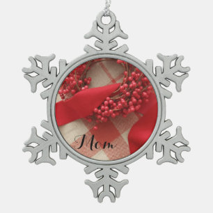 Weihnachtsbeeren und Kranz auf karierten Schneeflocken Zinn-Ornament