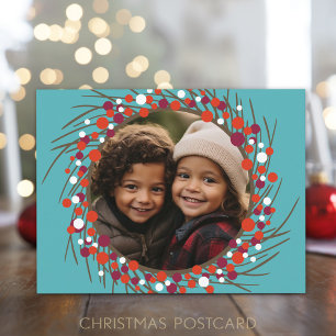 Weihnachtsbeerengirlande mit kreisförmigem Foto Feiertagspostkarte
