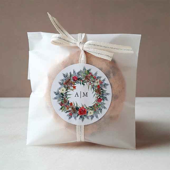 Weihnachtsberries | Mongram Holiday Wedding Runder Aufkleber (Christmas berries with your monogram)