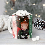 Weihnachtsbesuch zwei Fotocollage Weihnachtsweihna Tasse<br><div class="desc">Personalisieren Sie diesen festlichen Weihnachtskaffee oder heiße Kakao-Tasse mit zwei Lieblings-Fotos und individuellem "Weihnachtsbesuch"   Jahr Text. Das Design zeichnet sich durch ein weißes Winterschneeflockenmuster aus. Jägergrüne Hintergrundfarbe kann so angepasst werden,  dass sie mit Ihrem Foto abgestimmt wird.</div>