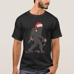 Weihnachtsbigfoot mit Weihnachtsmannmütze Carry Ca T-Shirt