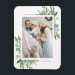 Weihnachtsbilder in Aquarellfarben - Foto Magnet<br><div class="desc">Gute Ferien! Senden Sie Urlaubswünsche an Familie und Freunde mit diesem grünen Urlaubsmagnet. Es zeigt Aquarellbilder von Hollen,  Kiefernnadeln und Eukalyptus und Evergreen mit klassischer Typografie. Personalisieren Sie Ihre Fotos mit Ihren Favoriten und fügen Sie Namen und Nachrichten hinzu. Matching-Elemente sind verfügbar.</div>