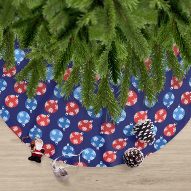 Weihnachtsblau und Rot mit Schneeflocken Polyester Weihnachtsbaumdecke (Trendy modern Red and blue Christmas ornaments with snowflakes Christmas tree skirt)
