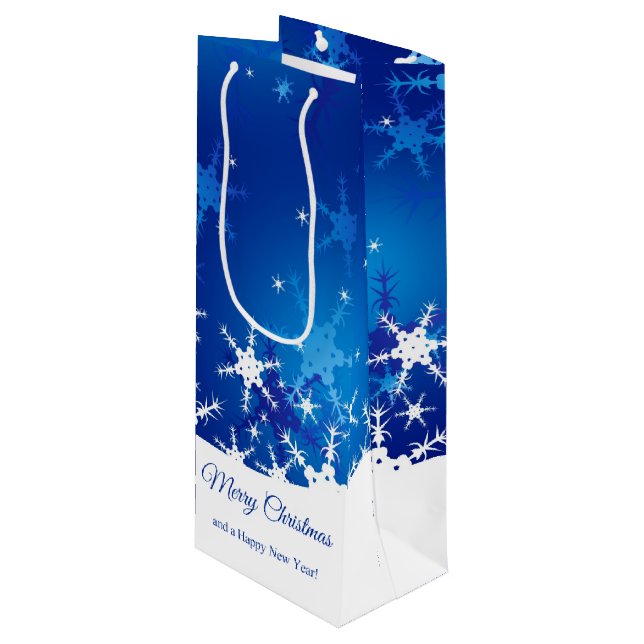 Weihnachtsblaue Winter-Schneeflocken Geschenktüte Für Weinflaschen (Vorderseite Schrägansicht)