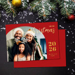 Weihnachtsbogen 1 Foto Folien Feiertagskarte<br><div class="desc">Diese elegante und moderne Weihnachtsgrüßkarte zeichnet sich durch ein minimalistisches Design aus,  das Ihr Lieblingsbild aus der Familie in einem trendigen Bogen-Rahmen darstellt. Einfach anpassbar mit Ihrem Familiennamen und dem aktuellen Jahr in stilvollen Schriftart mit Goldfolie und klassischem festlichen Rot-Hintergrund.</div>
