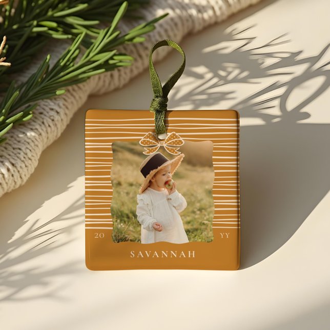 Weihnachtsbow Moderne Streifen Wavy Foto Keepake Keramikornament (Christmas Bow Modern Stripes Wavy Photo Keepsake Ceramic Ornament)