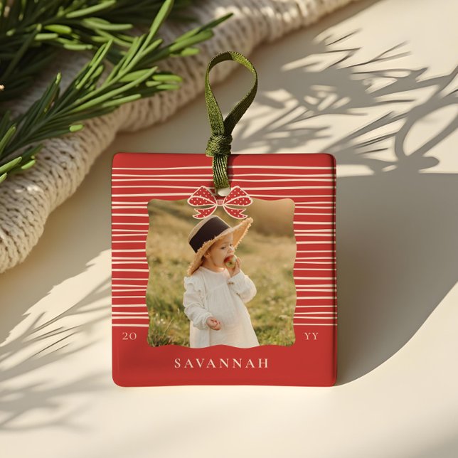 Weihnachtsbow Moderne Streifen Wavy Foto Keepake Keramikornament (Christmas Bow Modern Stripes Wavy Photo Keepsake Ceramic Ornament)
