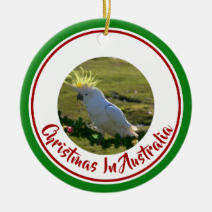 Weihnachtscockatoo auf der dekorierten Kiefernzwei Keramik Ornament