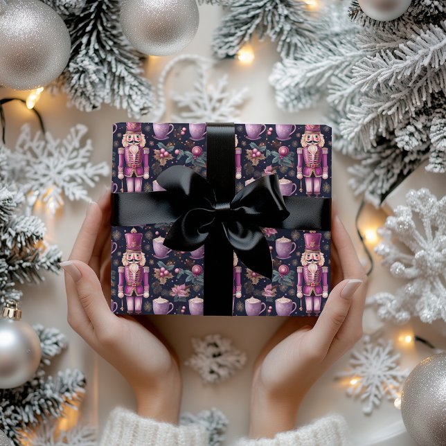 Weihnachtscreme Papier Nutcracker Papier Geschenkpapier (Von Creator hochgeladen)