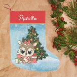 Weihnachtsdekor Niedlich Rentier Classic Kleiner Weihnachtsstrumpf<br><div class="desc">Weiße Weihnachtsfeier mit Name Celebrate die Saison mit diesem bezaubernden Weihnachtsfest-Strumpf, mit einem niedlichen Rentier umgeben von Geschenken unter einem Weihnachtsbaum in einem schneebedeckten Wunderland. Das skurrile Design des Strumpfs ist perfekt für Kinder geeignet und verleiht jedem Dekor einen spielerischen Charme. Personalisieren Sie ihn mit dem Namen des glücklichen Empfängers...</div>