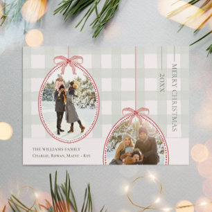 Weihnachtsdekoration auf grünem Gingham-Karo 2 Fot Feiertagskarte