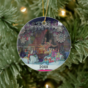 Weihnachtsdekoration im Schaufenster einer Stadt Keramikornament