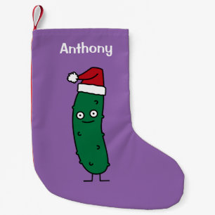 Weihnachtsdillgurke, die eine Weihnachtsmannmütze Kleiner Weihnachtsstrumpf