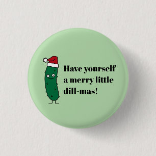 Weihnachtsdillgurke mit einem Weihnachtsmannhut Button