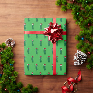 Weihnachtsdillgurke mit einem Weihnachtsmannhut Geschenkpapier
