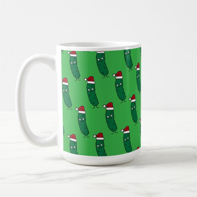 Weihnachtsdillgurke mit einem Weihnachtsmannhut Kaffeetasse (Links)