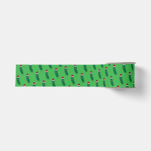 Weihnachtsdillgurke mit einem Weihnachtsmannhut Ripsband