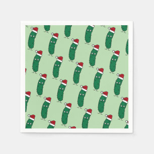 Weihnachtsdillgurke mit einem Weihnachtsmannhut Serviette