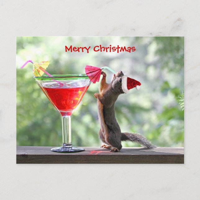 Weihnachtseichhörnchen, das ein Cocktail trinkt Feiertagspostkarte (Vorderseite)