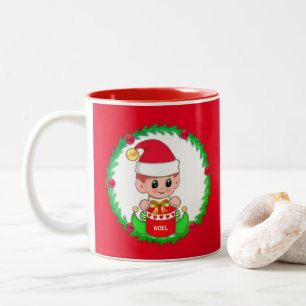 Weihnachtself in einem Tannenkranz Zweifarbige Tasse