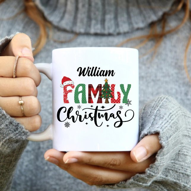 Weihnachtsfamilie Baum Modernes Skript Grün Rot Zweifarbige Tasse (Christmas Family Name Tree Modern Script Green Red Two-Tone Coffee Mug)