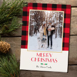 Weihnachtsfamilie Custom Foto Rustikales Rot geflo Karte<br><div class="desc">Fügen Sie ein wenig skurrilen Charme in die Weihnachtszeit mit einem individuellen Foto Weihnachtskarte! Ihr Lieblings-Foto gepaart mit einem traditionellen Buffalo-Karierten Muster und einer Vintag inspirierten Abbildung eines schottischen Terrier mit einem Bogen. Personalisieren Sie die Vorlage mit Ihrem Familiennamen, Ihrer persönlichen Nachricht und dem Jahr. Einfach, niedlich und lustig -...</div>