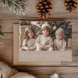 Weihnachtsfamilie Foto | Red Joy Postcard Postkarte<br><div class="desc">Feiern Sie den Geist der Saison mit unserer eleganten Weihnachtspostkarte in sanften, neutralen Tönen. Mit Ihrem Lieblings-Foto und dem anpassbaren Text, der lautet: "Dies ist Weihnachten", zusammen mit einem personalisierten Namen, fügt diese Karte Ihren Feiertagsgrüße eine herzliche Touch hinzu. Diese Postkarte ist perfekt, um Freude mit Lieben zu teilen und...</div>