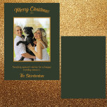 Weihnachtsfamilien Foto Dunkelgrüne Goldflatterkar<br><div class="desc">Mit dieser personalisierten Weihnachtskarte, die Ihr Lieblingsfamilien-Foto mit einem goldenen Rahmen auf einem dunkelwaldgrünen Hintergrund zeigt, erleben Sie die Magie der Urlaubssaison. Der gesamte Text ist ein tiefes Gold. Die üppigen, waldreichen Grüntöne und die goldenen Farbtöne schaffen eine warme und nostalgische Atmosphäre. "Frohe Weihnachten" ist elegant gewölbt oben, während am...</div>