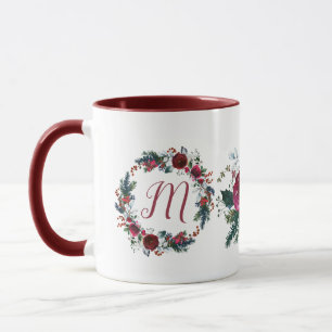 Weihnachtsfamilienmonogramm saisonaler Blumenkranz Tasse
